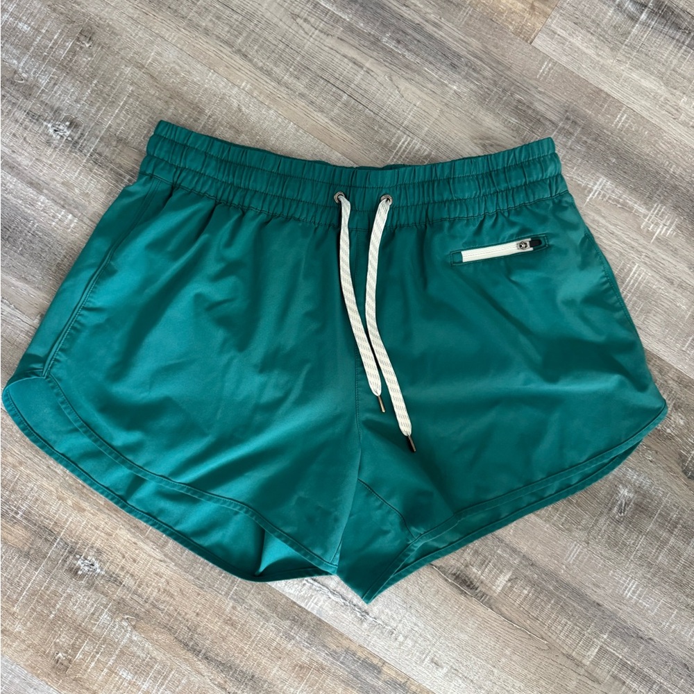 Vuori Clementine 2.0  4 inch shorts
